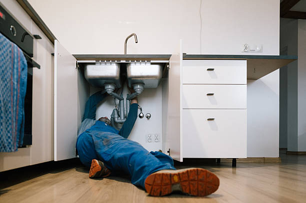 Professional Emergency Plumber technician working in Eminence, KY